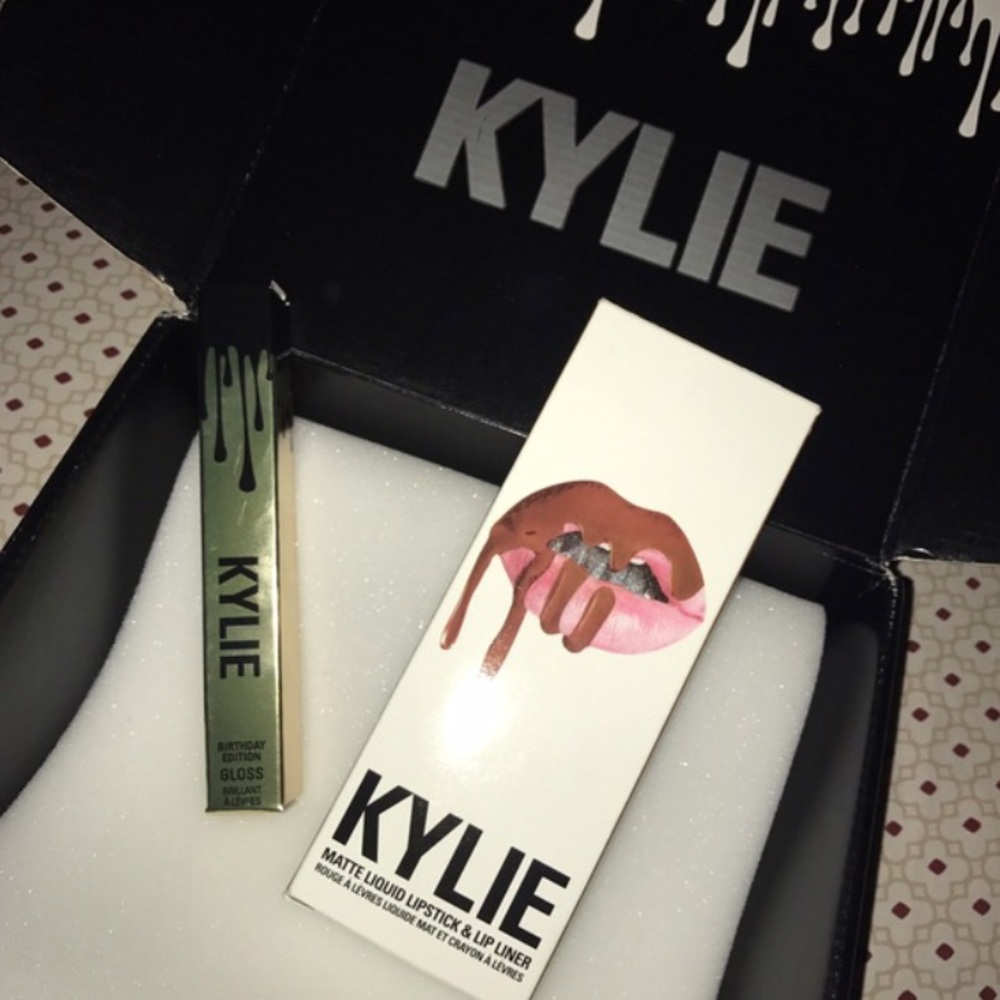 Kylie Dolce Lip Kit & Poppin’ Lip Gloss BUNDLE
